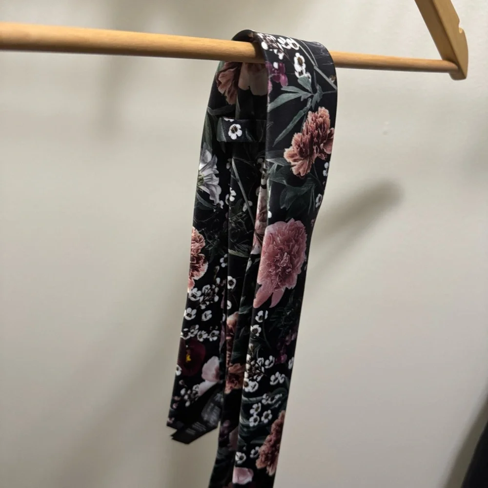 (New)Floral Black Tie - Picture 3 of 4